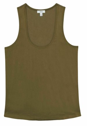 Camiseta de tirantes sin mangas de color verde oliva, hecha de una tela suave con escote redondeado y dobladillo recto. Diseño minimalista, sin patrones ni acentos.