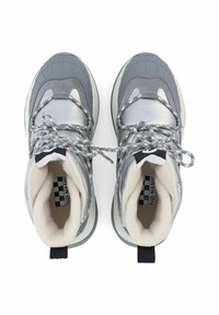 Graue High-Top-Sneaker mit einer Mischung aus glatten und strukturierten Materialien, dicken Schnürsenkeln, gepolsterten Kragen und kontrastierenden weißen Zwischensohlen.