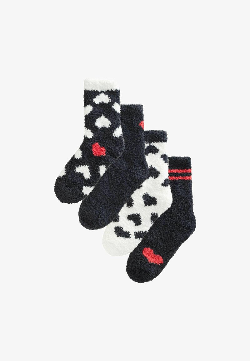 Négy pár bolyhos zokni fekete és fehér színben, szívmintával és piros részletekkel, egymásra helyezve, fehér háttér előtt.
