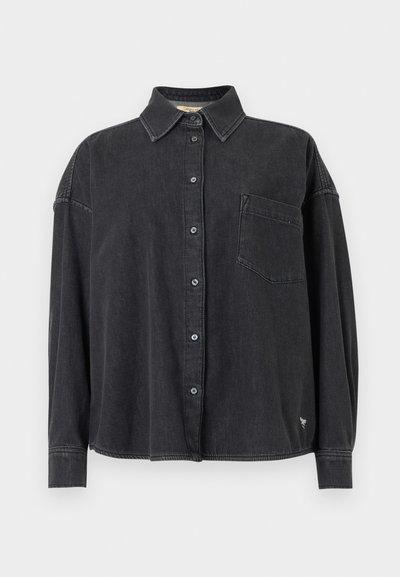 Μαύρο πουκάμισο από τζιν ύφασμα με γιακά που κλείνει με κουμπιά, μακριά μανίκια και μία τσέπη στο στήθος. Διαθέτει άνετη γραμμή και διακριτικές ραφές.