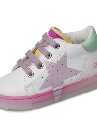 Sneaker bianca con un design a stella color lavanda, lacci grigi e un accentuazione sul tallone verde menta. Presenta una suola trasparente rosa con perforazioni.