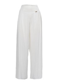 Witte wijde broek met een gestructureerde elastische tailleband, voorzien van een decoratieve kantafwerking en een klein metallic accent.