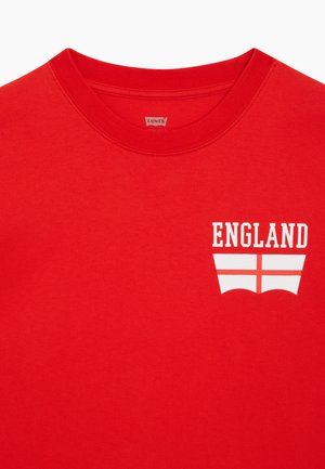 Levi's®, FOOTBALL FAN TEE UNISEX - Camiseta estampada - flame scarlet