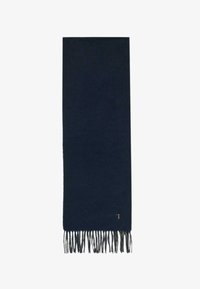 Bufanda de lana azul marino con extremos con flecos, que presenta una textura sutil y un pequeño logo dorado en una esquina.