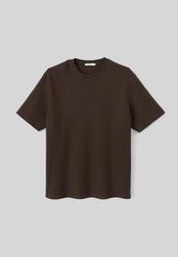 T-shirt marron à manches courtes et col rond, en tissu texturé avec un ourlet droit.