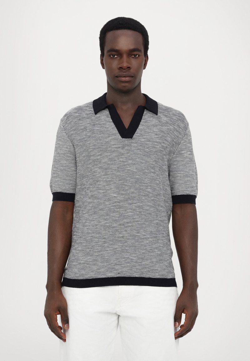 Polo shirt grigio a maniche corte con lavorazione a maglia texture, caratterizzato da un colletto e da polsini blu scuro, e un design a V.