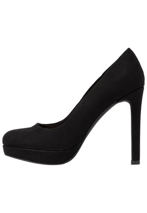 Zapato de tacón alto negro con puntera redonda, textura de ante, plataforma en la parte delantera y un tacón de aguja delgado. Superficie suave, silueta elegante.