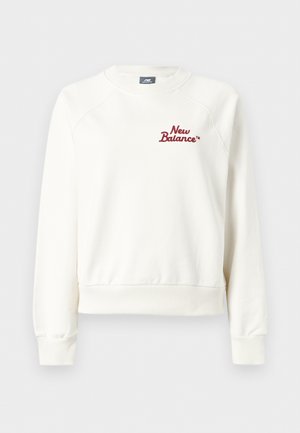 Άσπρο φούτερ με λαιμόκοψη crewneck, ριμπ τελειώματα στα μανίκια και τελείωμα, με μικρό κόκκινο λογότυπο "New Balance" στο αριστερό μέρος του στήθους.