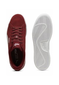Bordowy sneaker Puma z sznurowanym designem i białą podeszwą, ukazujący widok z góry oraz wzór podeszwy z logo Puma.