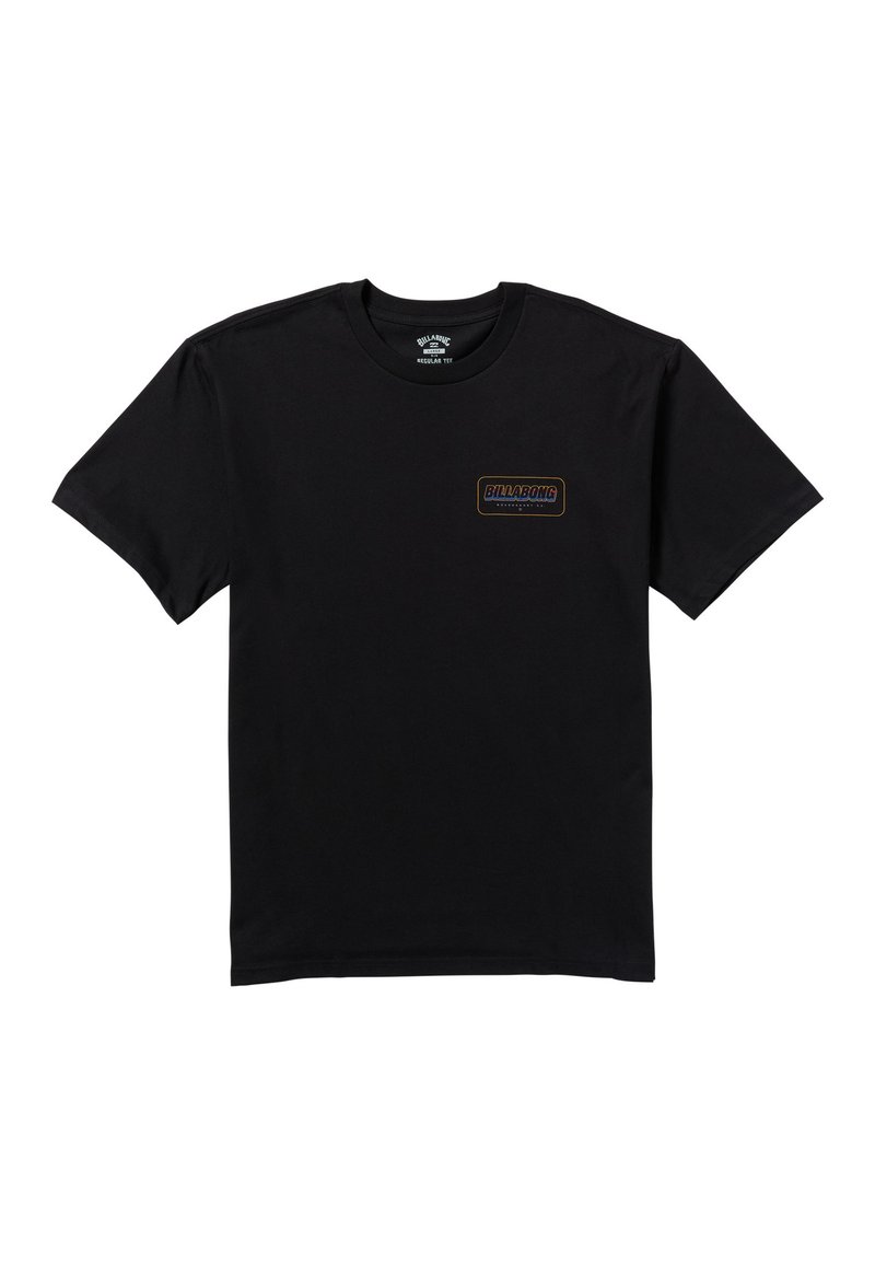 Černé bavlněné tričko s běžným střihem, na levé části hrudi s malou obdélníkovou nášivkou hnědé a žluté barvy.