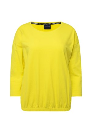 Gelbes Baumwolloberteil mit langen Ärmeln und rundem Halsausschnitt, mit einem gerafften Saum und einem schwarzen Logo-Band am Kragen für Details.