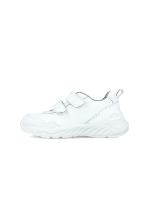 Zapatilla deportiva blanca con un upper sintético liso, correas ajustables dobles, suela texturizada y una lengüeta en la parte trasera para facilitar su uso.
