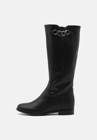 Bottes noires en simili cuir hauteur genou avec un embout rond, un talon plat et un détail en chaîne à l'ouverture. Texture lisse et design épuré.