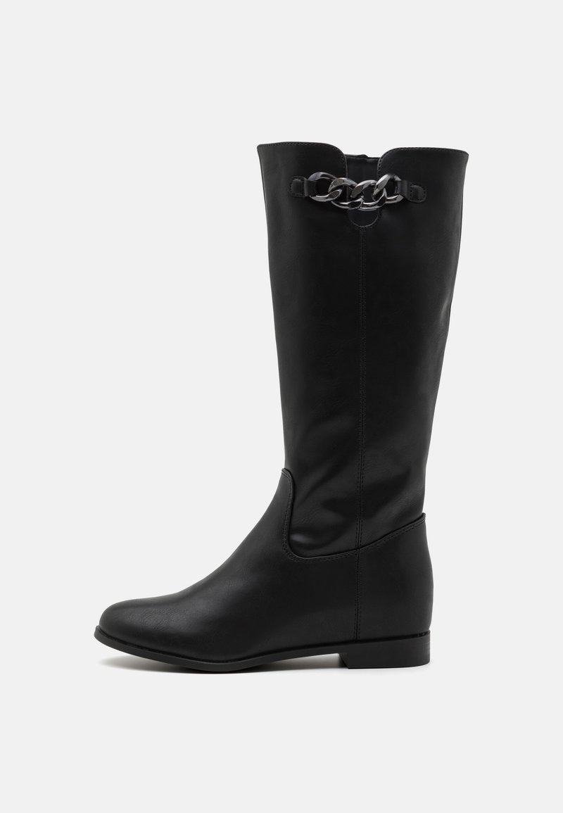 Bottes noires en simili cuir hauteur genou avec un embout rond, un talon plat et un détail en chaîne à l'ouverture. Texture lisse et design épuré.
