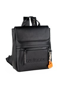 Mochila negra de cuero con superficie texturizada, correas ajustables, bolsillo delantero con cremallera y detalle de llavero naranja. Logo grabado en la parte delantera.