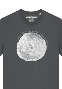 Grijze katoenen t-shirt met een cirkelvormige jaarring afbeelding in het wit, met de tekst "HET LEVEN GAAT ROND EN ROND" die om het ontwerp heen buigt.