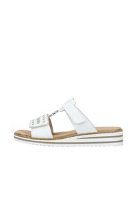 Witte sandaal met een teenlusontwerp, een zachte voetbed, klittenbandstraps en een gestreepte platformzool. Beschikt over geperforeerde accenten op de bovenkant.