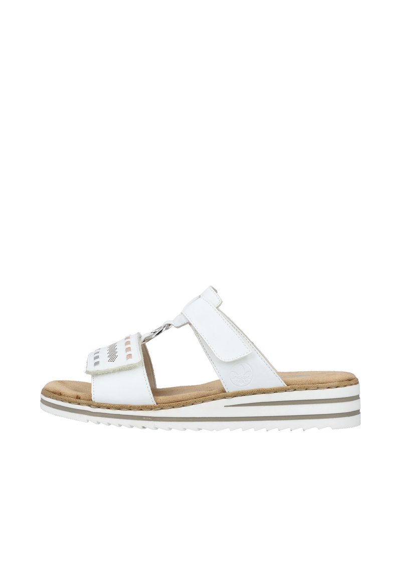 Witte sandaal met een teenlusontwerp, een zachte voetbed, klittenbandstraps en een gestreepte platformzool. Beschikt over geperforeerde accenten op de bovenkant.