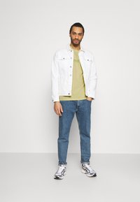 Levi's® RELAXED FIT - T-shirt estampada - greens