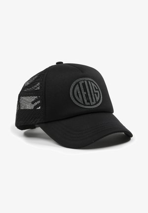Gorra negra con un panel frontal sólido y lados de malla. Presenta un logo circular elevado en color negro. Visera curvada y cierre ajustable con broche a presión.