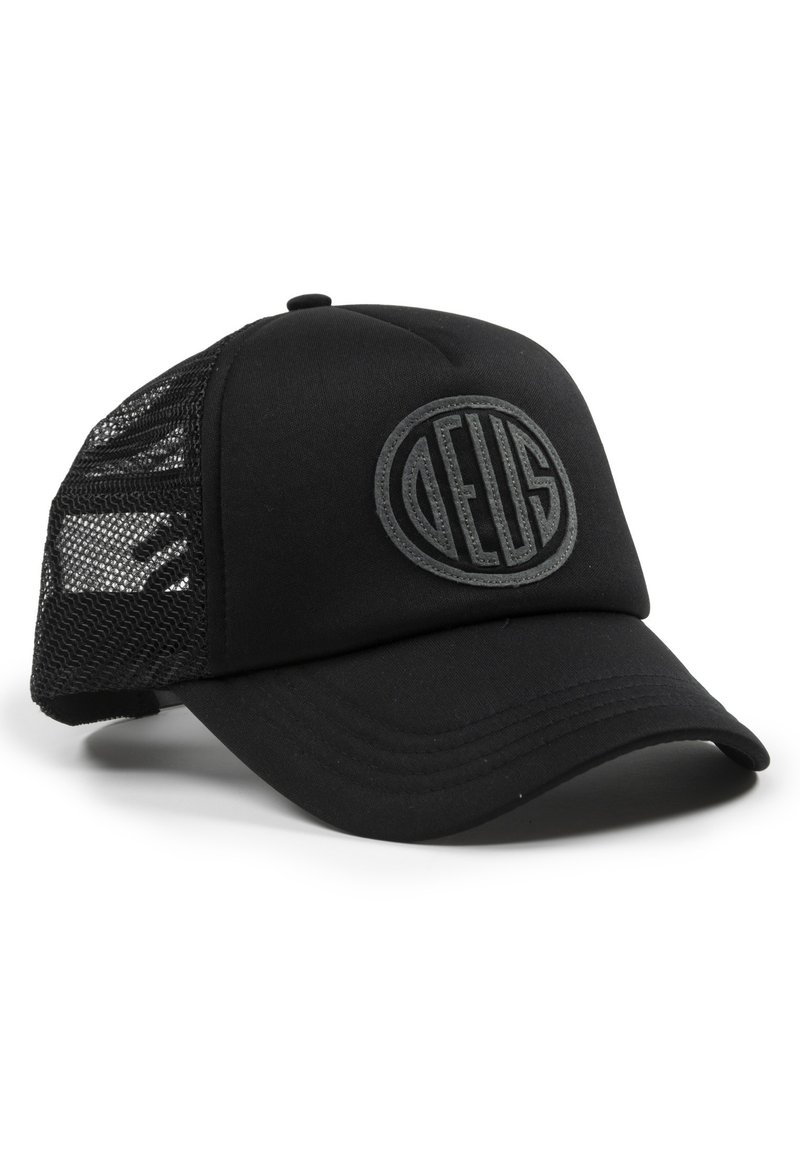 Cappellino nero con pannello frontale solido e lati in rete. Presenta un logo circolare in rilievo di colore nero. Visiera curvata e chiusura regolabile a scatto.