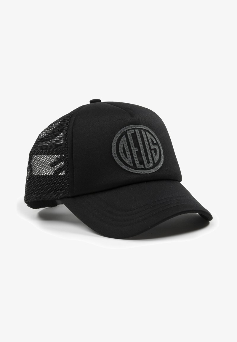 Gorra negra con un panel frontal sólido y lados de malla. Presenta un logo circular elevado en color negro. Visera curvada y cierre ajustable con broche a presión.