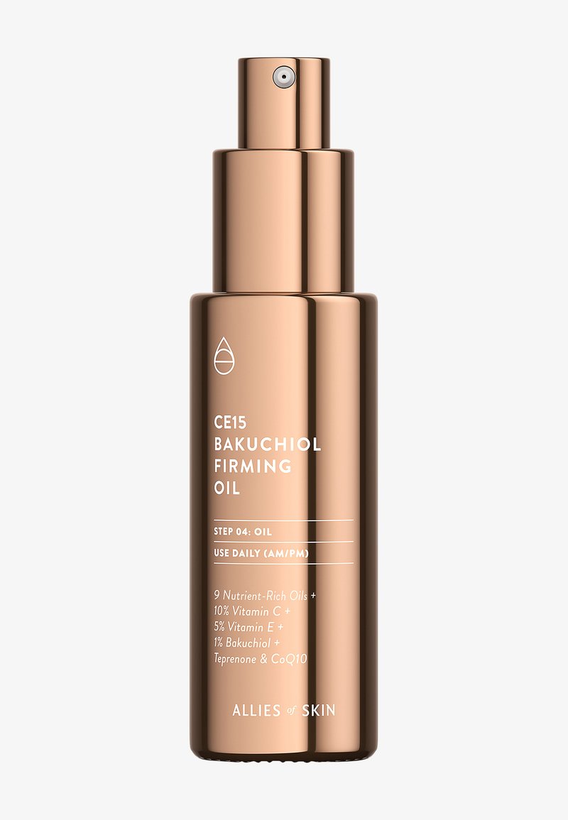 Flacone metallico con pompa etichettato CE15 Bakuchiol Firming Oil di Allies of Skin con ingredienti del prodotto e istruzioni per l'uso.