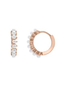 Orecchini a cerchio in oro rosato con piccole perle bianche disposte in un design textures, con accenti lisci lungo il bordo esterno.