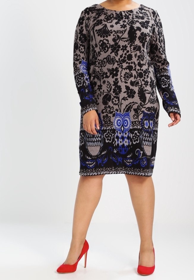 Robe moulante à manches longues en gris avec des motifs floraux noirs et des hiboux. Présente un col rond, des accents bleus contrastants et une texture lisse.