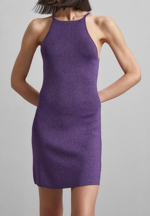 Fioletowa sukienka na szyję wykonana z połyskującego materiału, o dopasowanym kroju i minimalistycznym designie, sięgająca do połowy uda.