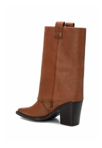 Carmela Botas - camel