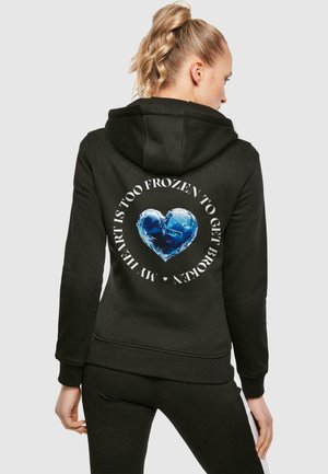 Sort hættetrøje med et grafisk motiv af et blåt hjerte omgivet af tekst på bagsiden. Stoffet er blødt, med ribbede manchetter og kant for et tætsiddende look.