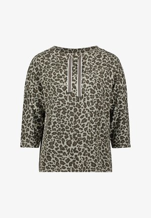 Top met luipaardprint in olijfgroen en bruin. Heeft een losse pasvorm, driekwart mouwen en een voorstrikdetail met grijze accenten.