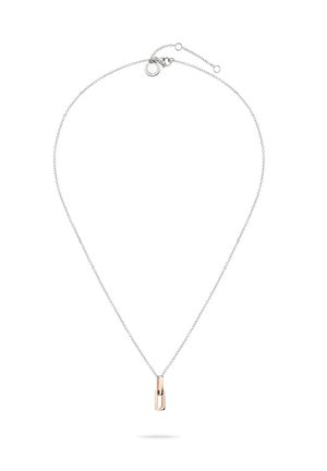 Sølvkæde med en roseguld vedhæng formet som en papirklips, poleret finish med en subtil skygge nedenunder.