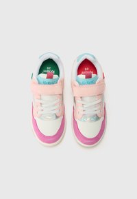Zapatillas rosas y blancas con materiales de malla y ante, que presentan un acento irisado, una correa de velcro y plantillas interiores coloridas.