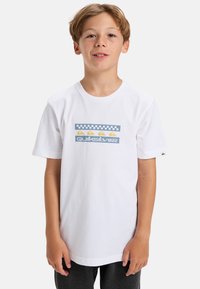 Weißes Baumwoll-T-Shirt mit einem blauen und gelben Grafikmotiv, das Wellen und den Schriftzug "Quiksilver" zeigt. Kurze Ärmel und runder Halsausschnitt.