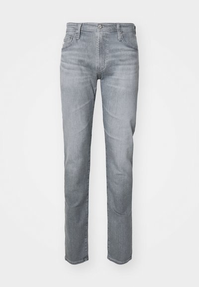 Jeans de ganga cinza com corte reto, design de cinco bolsos, passadores de cinto e fecho frontal com botão. Desgaste subtil para textura.