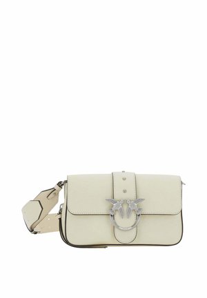 Sac bandoulière crème avec une large sangle, rabat avant et détail de fermeture à boucle métallique double oiseau.