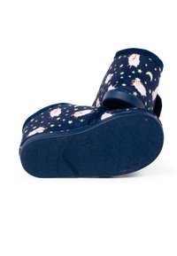 Chaussures bleu marine avec un dessus doux et texturé, ornées de motifs de moutons blancs et d'étoiles. Semelle en caoutchouc plate et texturée pour une meilleure adhérence.