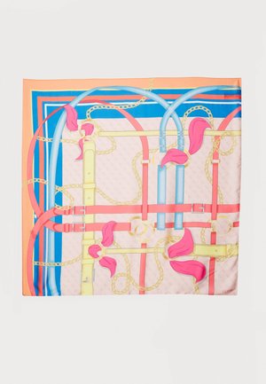 Foulard en soie avec un motif multicolore de ceintures entrelacées, chaînes et plumes roses sur un fond pastel avec des bordures bleues et orange.