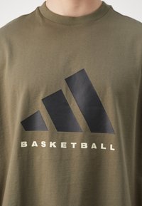 adidas Performance TEE - T-shirt print - olive strata