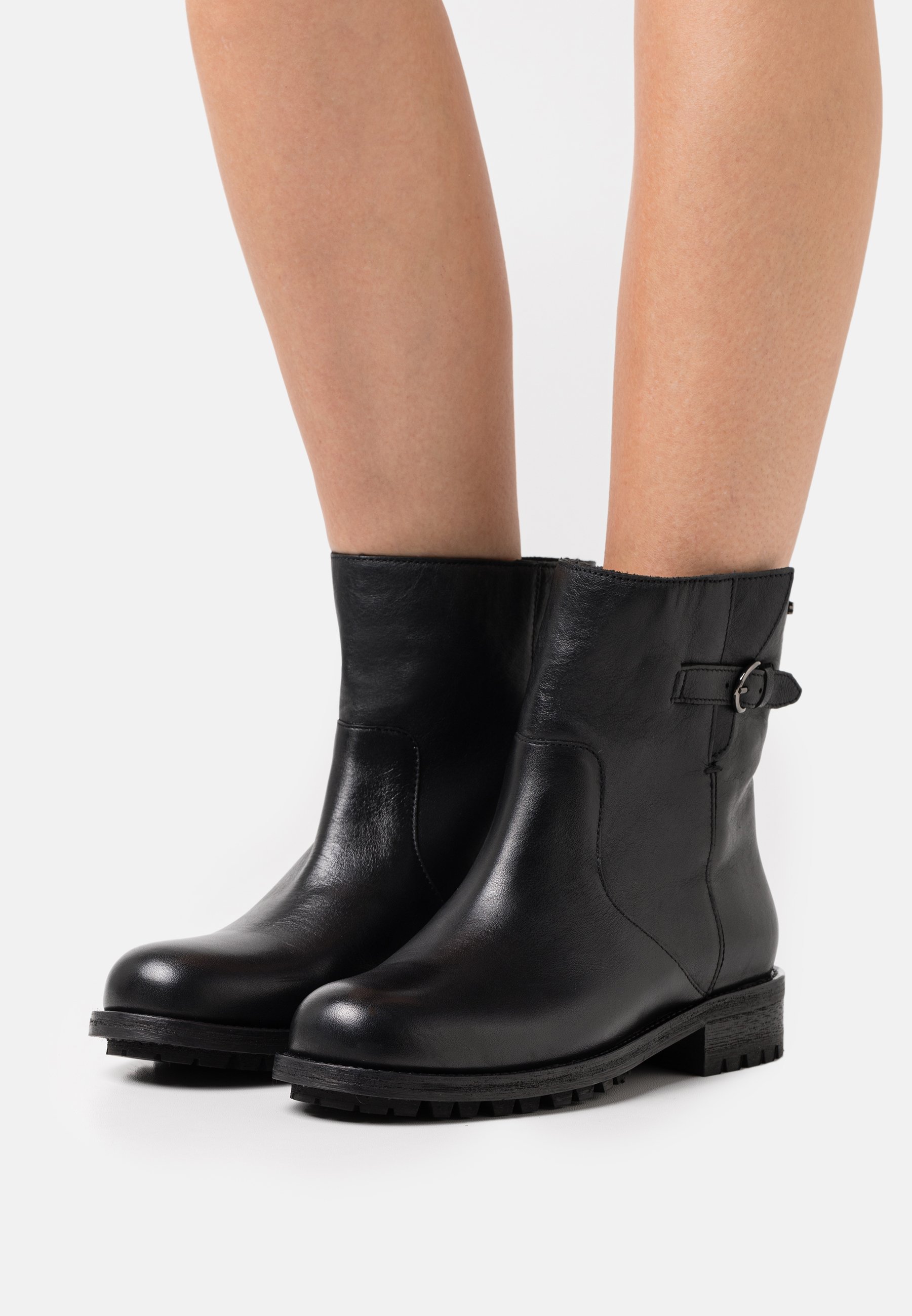 aquatalia layla boot