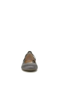 Ballerines en tissu gris avec un design à faible encolure, côtés ouverts et texture lisse. Présentent un intérieur légèrement brillant et une semelle flexible.