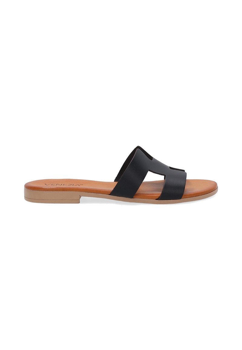 Černé nazouvací sandály se dvěma širokými popruhy, plochou hnědou podrážkou a hladkým vzhledem připomínajícím kůži. Minimalistický design s výřezy.