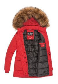 Rød parka-jakke med hætte foret med kunstpels. Indersiden har sort quiltet for, lommer med trykknapper og lynlås samt justerbar snor i taljen.
