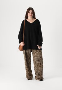 Vero Moda Curve VMCFILUCA LS V-NCK LONG GA CUR NOOS - Jumper - black