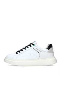 Sneakers bianchi in pelle con lacci neri, suola leggermente piattaforma, accento verde e un design cucito con il testo "SCEGLI IL CAMBIAMENTO".