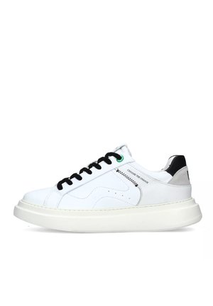 Sneakers bianchi in pelle con lacci neri, suola leggermente piattaforma, accento verde e un design cucito con il testo "SCEGLI IL CAMBIAMENTO".