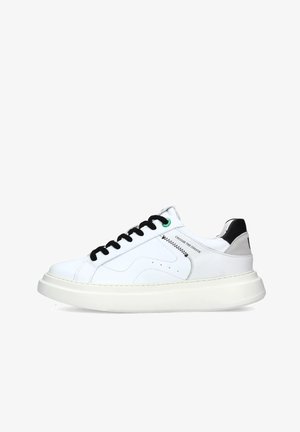 Sneakers bianchi in pelle con lacci neri, suola leggermente piattaforma, accento verde e un design cucito con il testo "SCEGLI IL CAMBIAMENTO".
