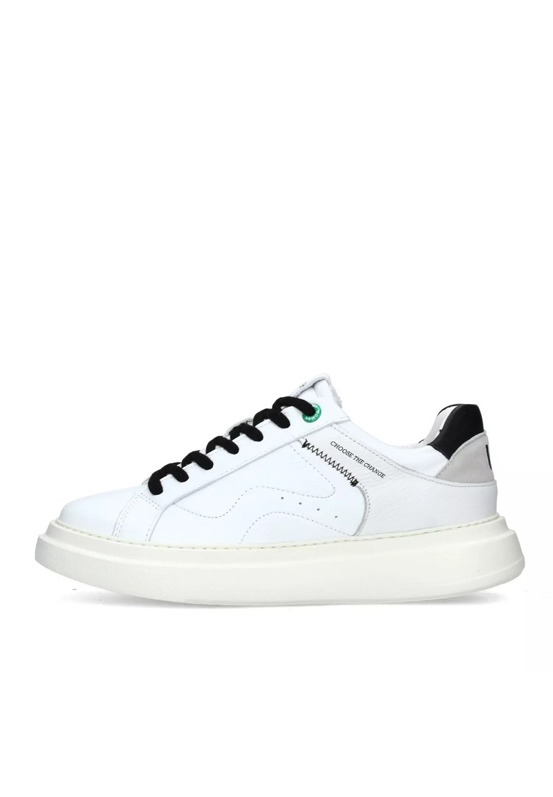 Sneakers bianchi in pelle con lacci neri, suola leggermente piattaforma, accento verde e un design cucito con il testo "SCEGLI IL CAMBIAMENTO".